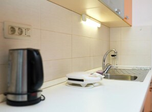 Apartment (OneBedroom Apartment with parking) | Private kitchen | Fridge - Apartment Promenada (Dubrovnik)