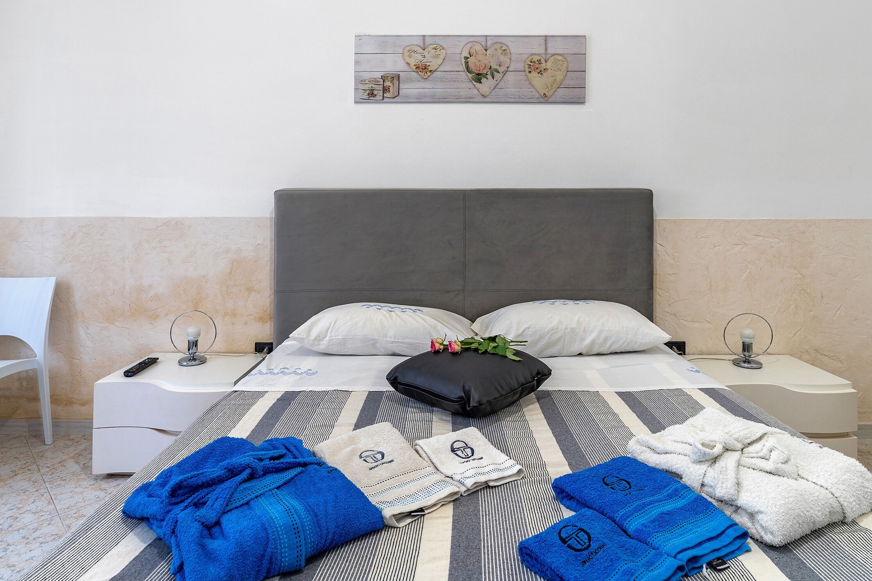 5 bedrooms, WiFi, bed sheets