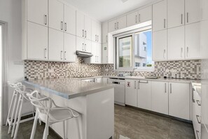 Microwave, oven, stovetop, dishwasher - Golden Marine Seaside Villa 100m from Kalamies Beach in Pernera, Protaras (Pernera)