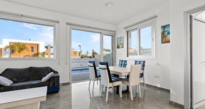 Golden Marine Seaside Villa 100m from Kalamies Beach in Pernera, Protaras