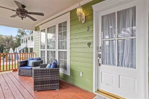 Terrace/patio - The Wave: Walk-to-Beach Retreat (Long Beach)