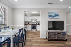 Private kitchen - The Wave: Walk-to-Beach Retreat (Long Beach)