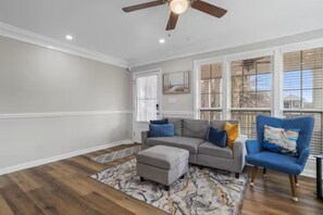 Unclassified image, 5 of 20, button - The Wave: Walk-to-Beach Retreat (Long Beach)