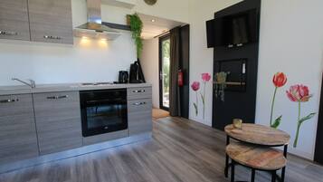 Een koelkast, een magnetron, een oven, een kookplaat