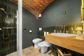 Shower, hair dryer, towels - Room 'La Casba del Bruno Selvago' with Mountain View, Shared Garden and Wi-Fi (Capovilla-castello)