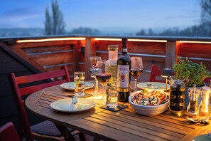 A wooden table set for a meal with wine glasses, a bottle of Chianti, and a bowl of salad. - Nutcracker Suite Arrive & feel good *3 bedrooms. Roof terrace Friends Family (Chemnitz)