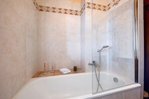 Een douche, een haardroger, handdoeken