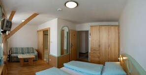 Family Double Room, Courtyard View - Hotel zum Kirchenwirt Mariazell (Mariazell)