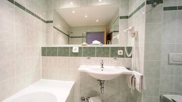 Standard Double Room, Courtyard View | Bathroom
