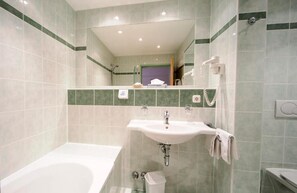 Standard Double Room, Courtyard View - Hotel zum Kirchenwirt Mariazell (Mariazell)