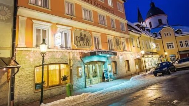 A hotel building with a sign reading "Hotel zum Kranenwin." - Hotel zum Kirchenwirt Mariazell (Mariazell)