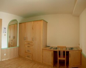 Habitación familiar doble, vistas al patio | Interior