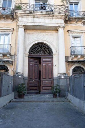 Exterior detail - B&B Palazzo Fischetti (Catania)
