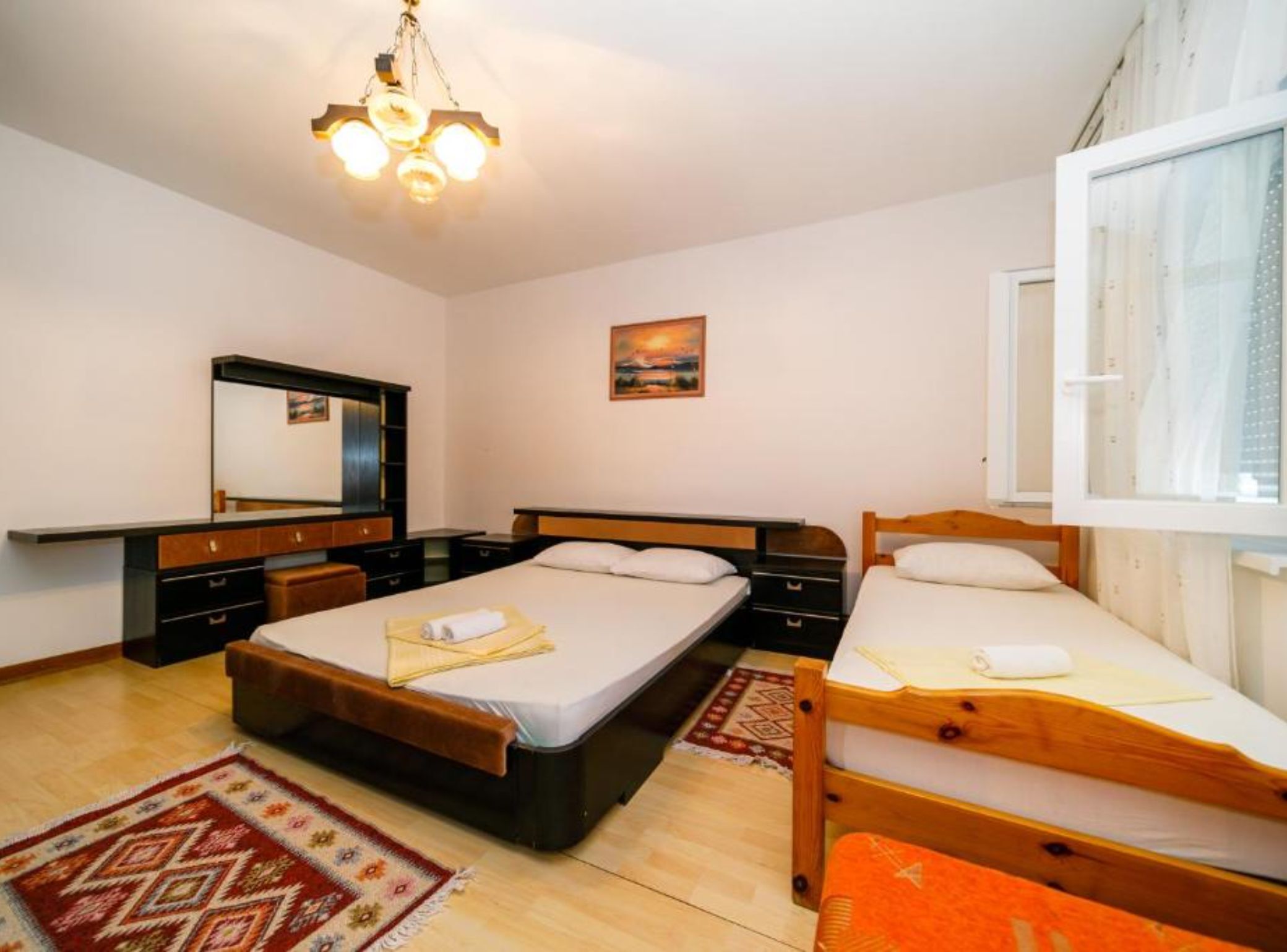 شقة (One bedroom apartment with terrace (A) | 7 عدّة غرف نوم