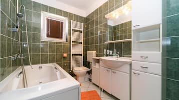 Apartment (One bedroom apartment with terrace (A) | Badezimmer | Handtücher