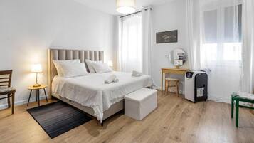 Estudio (Studio Apartment with City View)