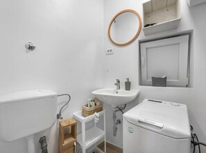 Studio (Studio Apartment with City View) | Bathroom | Towels - Apartment Medulić (Sibenik)