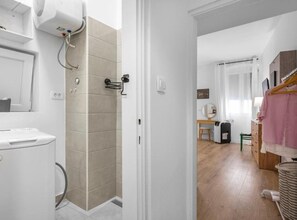 Studio (Studio Apartment with City View) | Kylpyhuone | Pyyhkeet