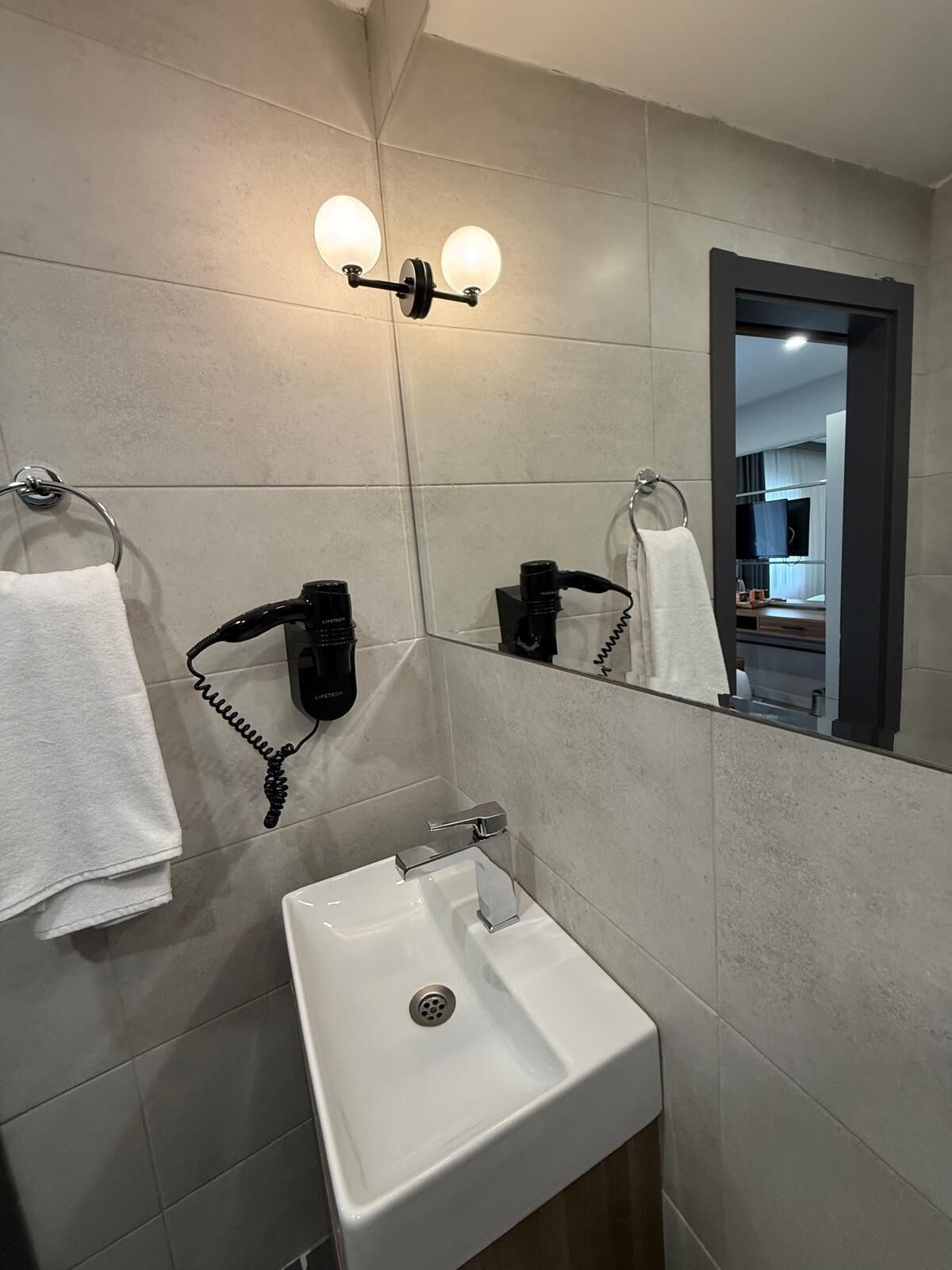 Habitación individual estándar | Baño | Ducha, secador de pelo, zapatillas y toallas