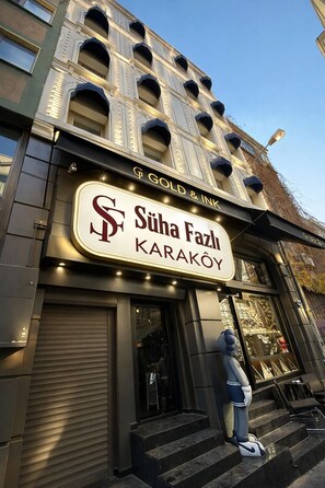 Unclassified image, 5 of 11, button