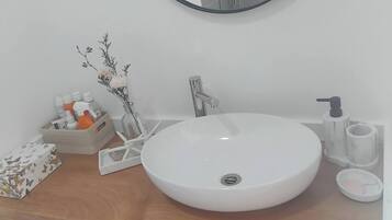 Room, 1 Bedroom, Accessible, Smoking | Bathroom