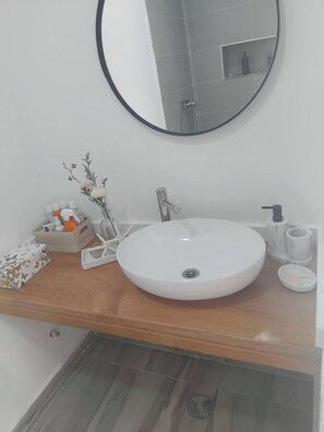 Room, 1 Bedroom, Accessible, Smoking | Bathroom