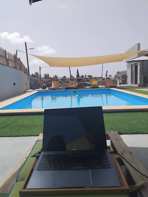 Habitación, 1 habitación, accesible para personas con discapacidad, fumadores | Piscina | Una piscina al aire libre