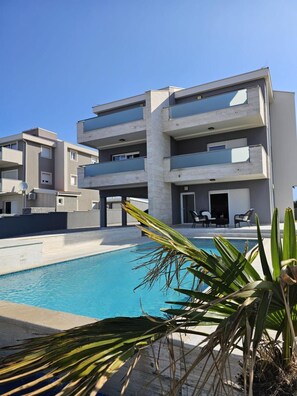 Outdoor pool - Two-bedroom apartment Pulse with poolside patio and sea view (Novalja)