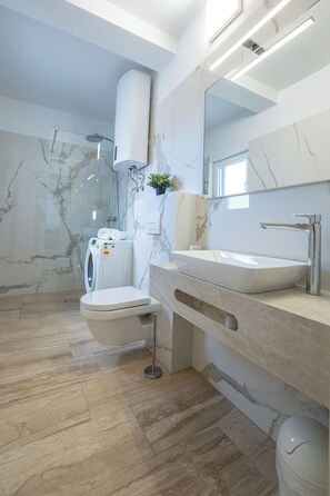 Shower, hair dryer, towels, toilet paper - Two-bedroom apartment Pulse with poolside patio and sea view (Novalja)