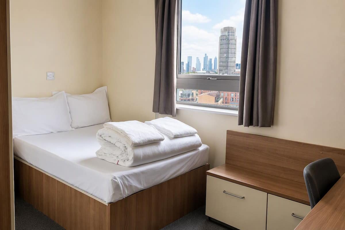 Escritorio, wifi gratis y ropa de cama