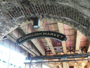 Techo de ladrillo con arco y un cartel que dice 'Borough Market'.