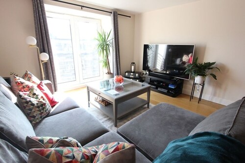 Wonderful 2-bedroom condo in quaint Leith, Edinburgh. Transport link to city/air