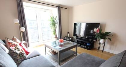 Wonderful 2-bedroom condo in quaint Leith, Edinburgh. Transport link to city/air