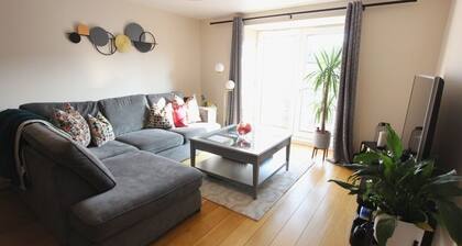 Wonderful 2-bedroom condo in quaint Leith, Edinburgh. Transport link to city/air