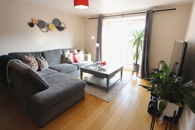 Wonderful 2-bedroom condo in quaint Leith, Edinburgh. Transport link to city/air