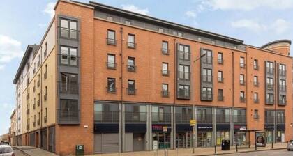 Wonderful 2-bedroom condo in quaint Leith, Edinburgh. Transport link to city/air
