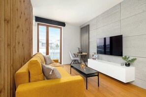 Televisión y oficina 