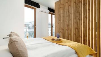 Escritorio, tabla de planchar con plancha, cuna de viaje y wifi