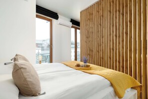 Escritorio, tabla de planchar con plancha, cuna de viaje y wifi 