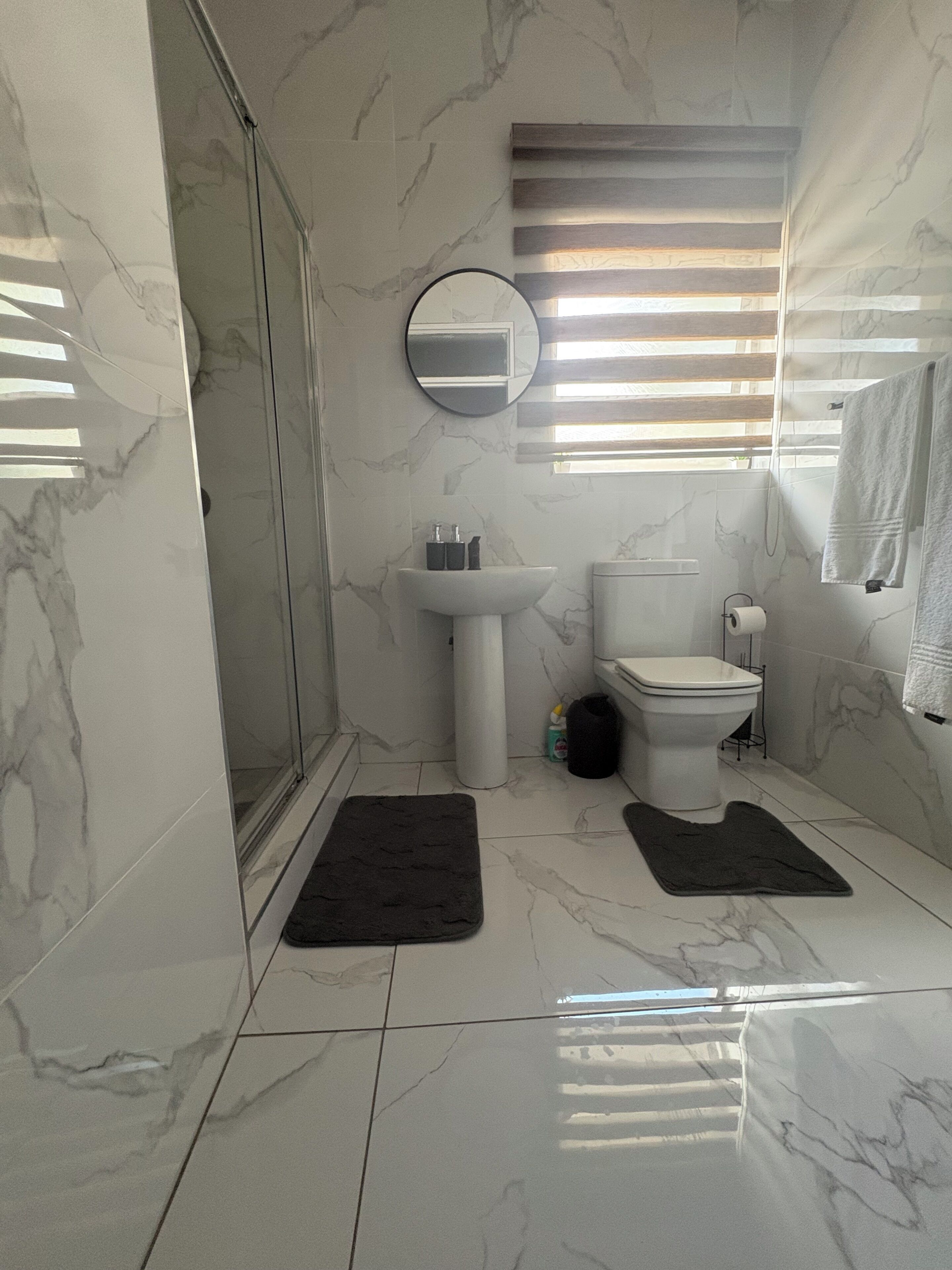 Deluxe-Studio, Poolblick | Badezimmer | Dusche, Handtücher, Seife, Shampoo