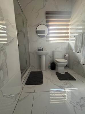 クラシック スタジオ プールビュー | バスルーム | シャワー、バスアメニティ (無料)、タオル、石鹸