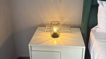 Studio Deluks, pemandangan kolam renang | Brankas, meja kerja, ruang kerja ramah laptop, dan Wi-Fi gratis