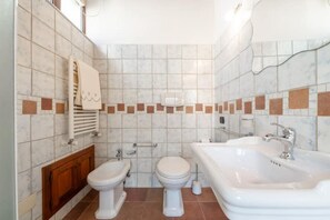 Douche, sèche-cheveux, bidet, serviettes fournies