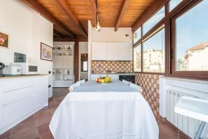 Fridge, microwave, stovetop, electric kettle - San Benedetto Greta House 2 is a cozy apartment located in a quiet residential area of Cagliari, in one of the city’s most authentic and lively neighborhoods. The area is well known for the historic San Benedetto Civic Market, one of the largest fish m (Cagliari)