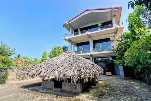 Modern Open-Plan Loft for 5 in the Heart of Point Pedro