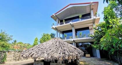 Modern Open-Plan Loft for 5 in the Heart of Point Pedro