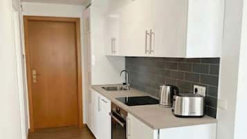 Kylskåp, spishäll, diskmaskin och vattenkokare