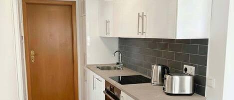 Réfrigérateur, plaque de cuisson, lave-vaisselle, bouilloire électrique