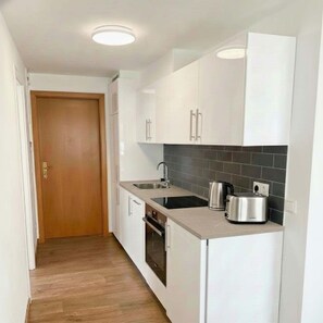 Réfrigérateur, plaque de cuisson, lave-vaisselle, bouilloire électrique