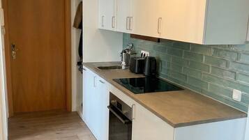 Køleskab, kogeplade, opvaskemaskine, elkedel